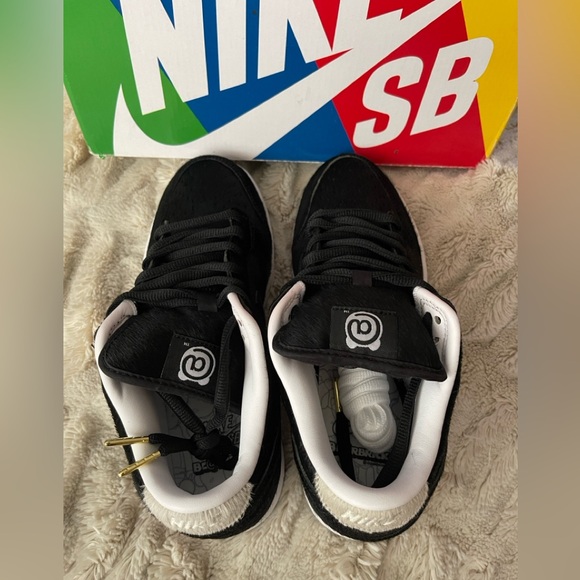 Nike Medicom Toy x Dunk Low SB 'BE@RBRICK' Sneaker. - Picture 4 of 13